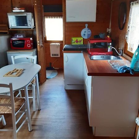 Chalet Insolite Saint-Georges-de-Livoye Экстерьер фото