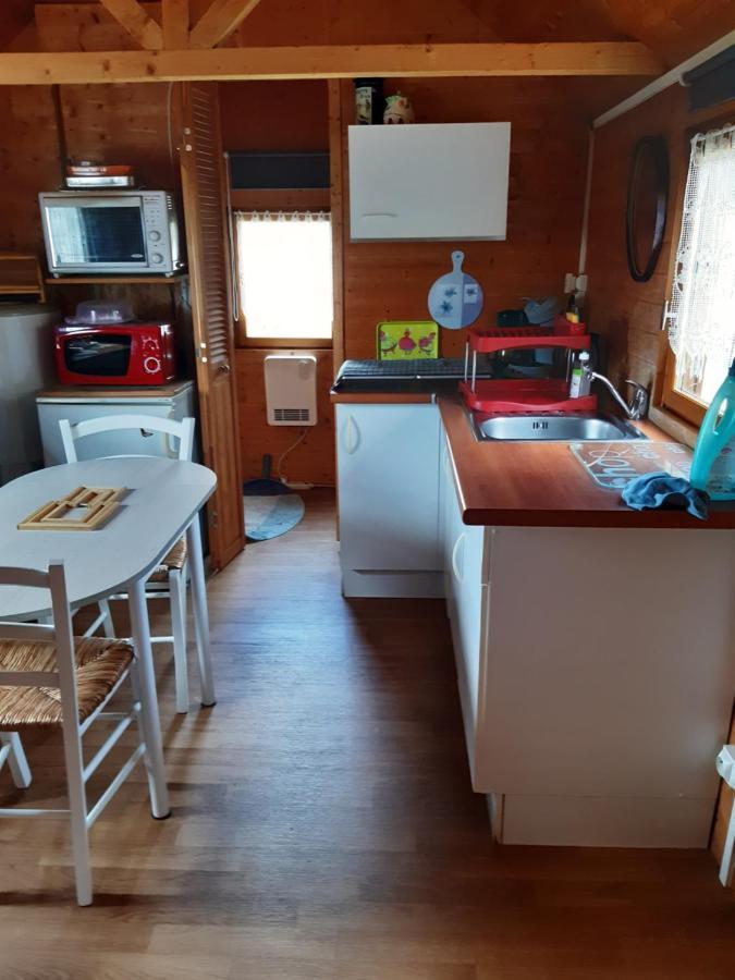 Chalet Insolite Saint-Georges-de-Livoye Экстерьер фото